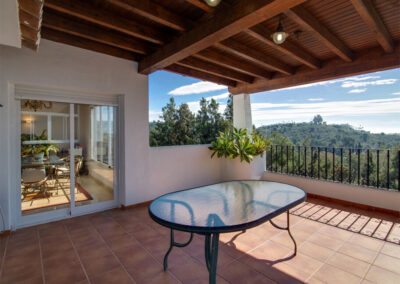 The terrace, alfresco dining & barbecue area at Apartamento De Lujo En Marbella, Nueva Andalucía