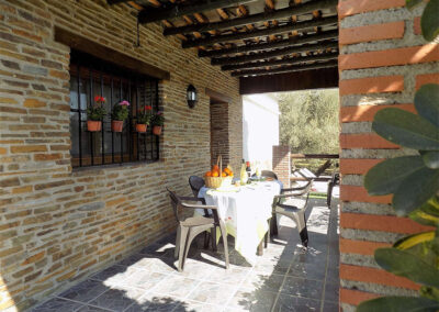 The patio & alfresco dining area at Casa Benisalte, Órgiva