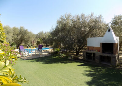 The barbecue area & garden at Casa Benisalte, Órgiva