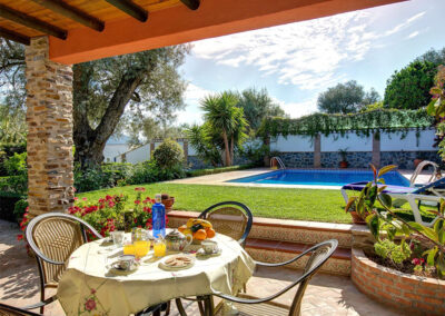 The patio & alfresco dining area at Casa Buganvilla, Órgiva