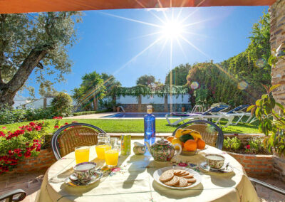 The patio & alfresco dining area at Casa Buganvilla, Órgiva
