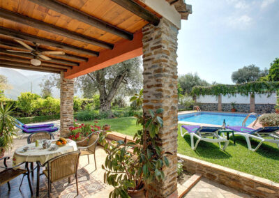 The patio & alfresco dining area at Casa Buganvilla, Órgiva