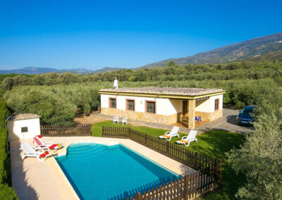 Casa El Valle, Órgiva is a nicely furnished two bedroom villa with fully equipped kitchen, comfy sitting room, woodburner & beams. Surrounded by olive grovess, the lawned garden has a fenced pool terrace & superb mountain views. Close to bars, shops & market.