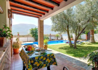 The patio & alfresco dining area at Casa Encantadora, Órgiva