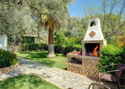 The barbecue area & garden at Casa Encantadora, Órgiva