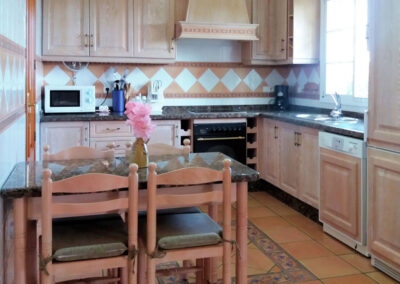 The kitchen & dining area at Casa Los Lirios, Villanueva de la Concepción