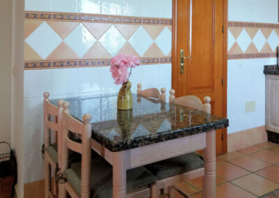 The kitchen & dining area at Casa Los Lirios, Villanueva de la Concepción