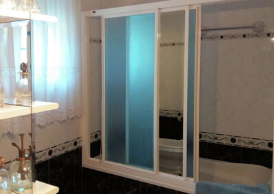 The bathroom at Casa Los Lirios, Villanueva de la Concepción