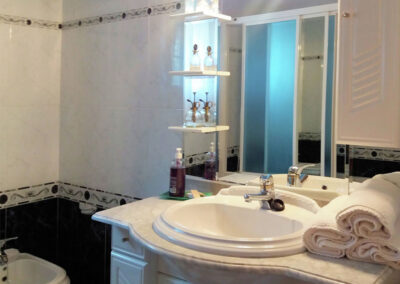 The bathroom at Casa Los Lirios, Villanueva de la Concepción