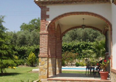 The patio & alfresco dining area at Casa Los Lirios, Villanueva de la Concepción