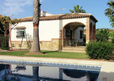The swimming pool & garden at Casa Los Lirios, Villanueva de la Concepción