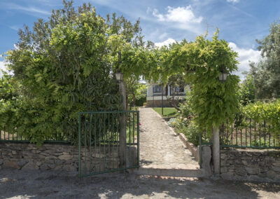 Casa Maria, Ronda is a luxury two bedroom villa in mature gardens with outstanding living rooms indoors and outside. Beautifully furnished with fireplace features. Modern well-equipped kitchen. Roman-style pool, panoramic mountain views. Walk to Ronda.