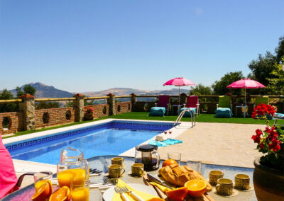 The alfresco dining area & swimming pool at Casa Montaña, Gaidovar