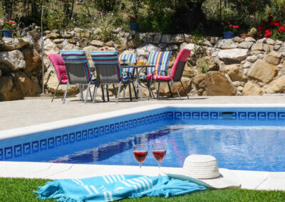 The alfresco dining area & swimming pool at Casa Montaña, Gaidovar