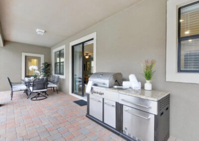 The covered lanai, barbecue & alfresco dining area at Championsgate 84, Davenport