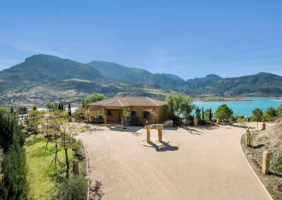 El Dolmen de Alaju, El Gastor enjoys exceptional views of the nearby lake from the open-plan living room & terraces. Relax by the pool or explore nearby natural parks. This three bedroom two bathroom villa has upscale furnishings just ten minutes from El Gastor.