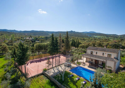 Hacienda Los Olivos, Ronda is a three bedroom three bathroom country house with private swimming pool, tennis / badminton court, sun terrace & rural views. Modern kitchen, well-furnished open-plan living room, ten minutes drive from restaurants & attractions.