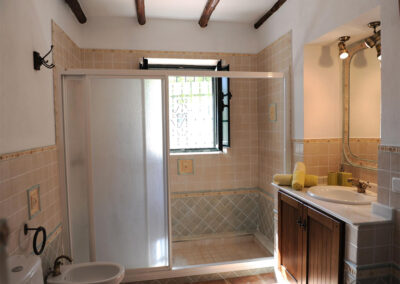 The ground floor shower room at Huerta Atienza, Montecorto