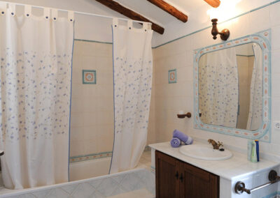 The first floor bathroom at Huerta Atienza, Montecorto