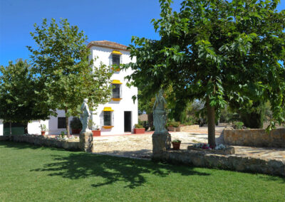 Huerta Atienza, Montecorto is a unique Andalucían country house with gorgeous facade, tower room & superb rural views. Spacious living rooms, fully equipped family kitchen & four bedrooms for six guests. Lawns, pool & furnished terraces will wow!