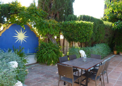 The alfresco dining area at La Abadesa, Nueva Andalucía