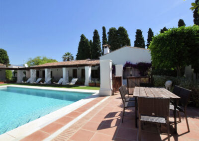 The alfresco dining area & swimming pool at La Abadesa, Nueva Andalucía