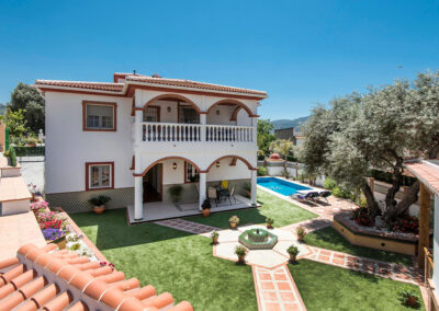 La Alegria, Orgiva offers two bedroom accommodation on the ground floor of a beautiful village house. Totally private, it has landscaped gardens, gorgeous pool & fully fitted outdoor kitchen. Mountain views. A five minute stroll to shops, market & restaurants.