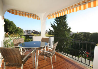 The balcony & alfresco dining area at La Madrugada I, Elviria