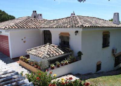 La Madrugada 1, Elviria is a luxurious two bedroom, two bathroom home-from-home with tasteful furnishings, fireplace & aircon. It has a private balcony & peaceful shared gardens with pool & terrace. Walk to shops & restaurants. Sandy beach is just two kilometres away.