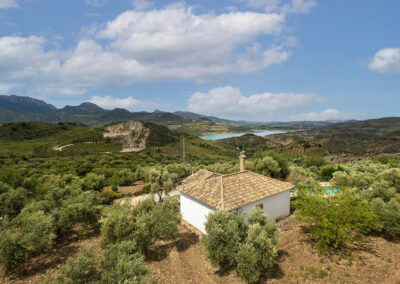 La Zarza near El Gastor is a whitewashed stone cottage perched on the hillside with mountain & lake views. Open & covered terraces around the pool provide a relaxed lifestyle. Large sitting room & open-plan kitchen, two bedrooms & modern bathroom.