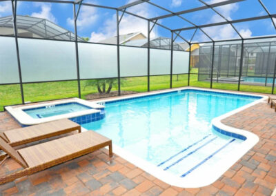 The spillover tub & swimming pool at Providence Resort 9, Davenport