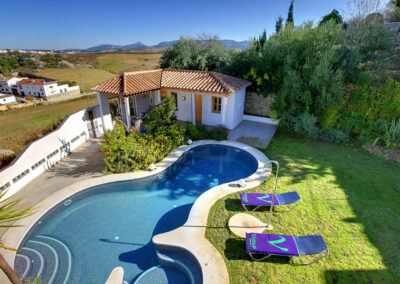 San Nicasio, a sophisticated townhouse in Ronda's historic district, has contemporary open-plan living and state-of-the-art kitchen. Three air-conditioned bedrooms & two bathrooms (one ensuite) sleep six. Garden & shaped pool for sunbathing & alfresco living.