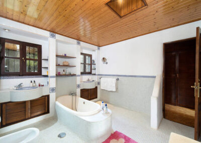 Bedroom #2 en-suite & family bathroom at Sierravista, Órgiva