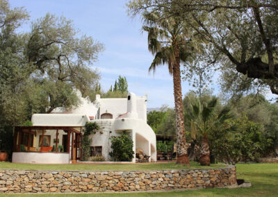 Sierravista, Órgiva is a spacious family home for nine with four bedrooms & three bathrooms. Spread out in the open-plan sitting room with fireplace, dining area, well-equipped kitchen, study and conservatory. Enjoy rural views, orchard fruits & private pool.