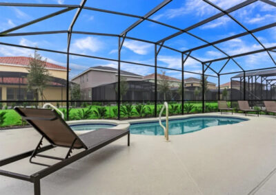 The spillover tub & swimming pool at Solterra Resort 353, Davenport