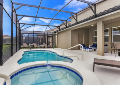 The spillover tub & swimming pool at Solterra Resort 353, Davenport