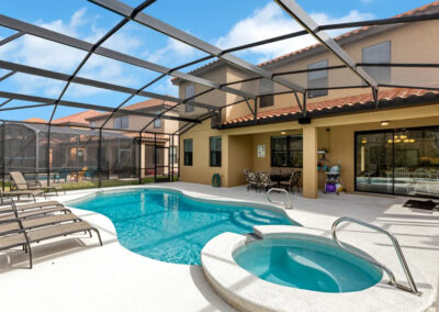 The swimming pool & spillover tub at Veranda Palms 1, Kissimmee