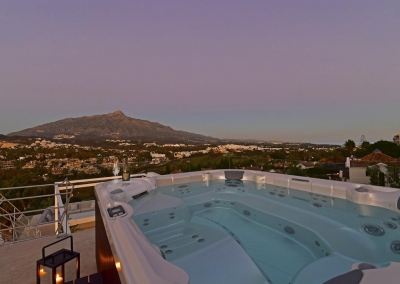 The rooftop hot tub at Villa Calderon, Nueva Andalucía