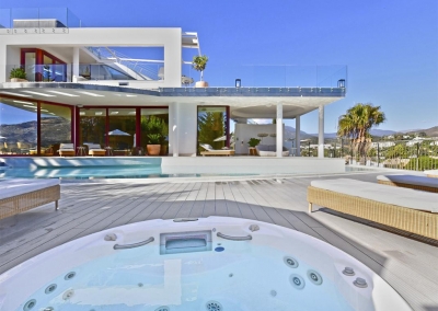 The terrace hot tub & swimming pool at Villa Calderon, Nueva Andalucía