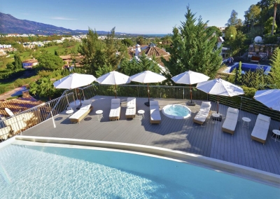 The terrace, hot tub & swimming pool at Villa Calderon, Nueva Andalucía