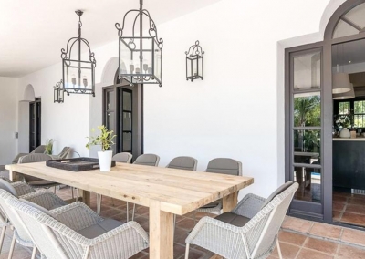 The outdoor dining area at Villa Halcones, Les Belvederes