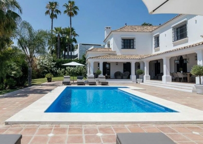 The patio & swimming pool at Villa Halcones, Les Belvederes