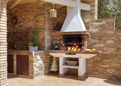 The outdoor kitchen & barbecue area at Villa Loli, Frigiliana