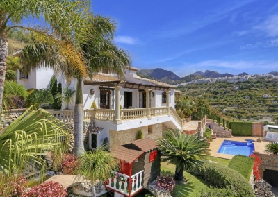 The swimming pool & beautifully manicured garden at Villa Loli, Frigiliana