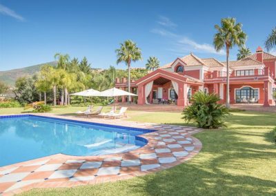 The swimming pool & garden at Villa Mirador, Benahavís