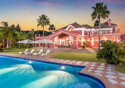 The swimming pool & garden at Villa Mirador, Benahavís