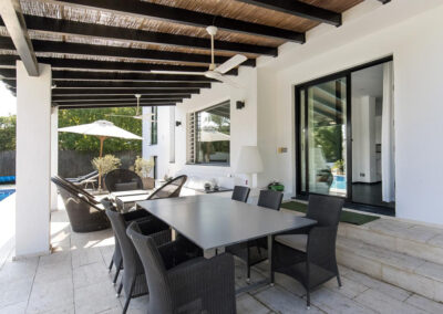 The patio & alfresco dining area at Villa Yuste, Nueva Andalucía