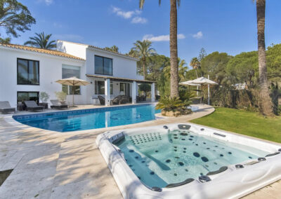The hot tub & swimming pool at Villa Yuste, Nueva Andalucía