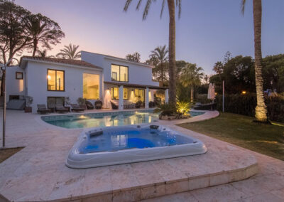 The hot tub & swimming pool at Villa Yuste, Nueva Andalucía