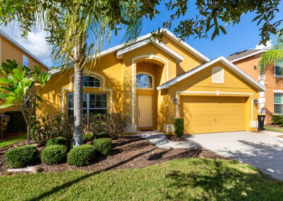 Watersong Resort 50, Davenport is a spacious four bedroom, two bath villa with private pool & screened lanai. Tastefully furnished with neutral decor it is ideal for eight guests. The landscaped resort has a pool, sports courts & play area. Close to golf & 30 mins from Disney.